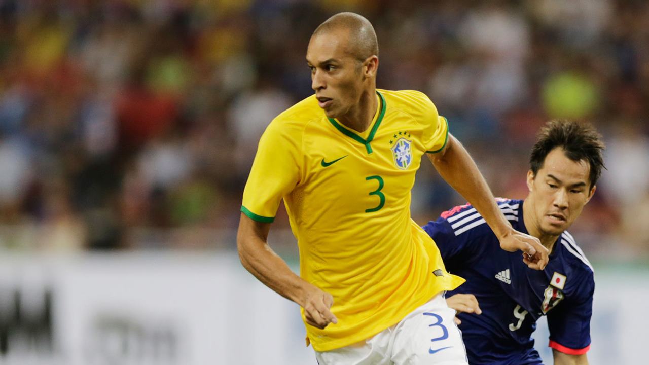 Miranda ganha destaque e volta a usar braçadeira de capitão da seleção