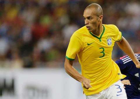 Miranda ganha destaque e volta a usar braçadeira de capitão da seleção