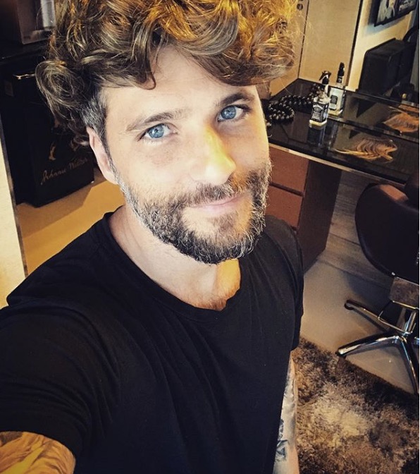 Após pedir boicote a Cocielo, Bruno Gagliasso tem posts homofóbicos trazidos à tona