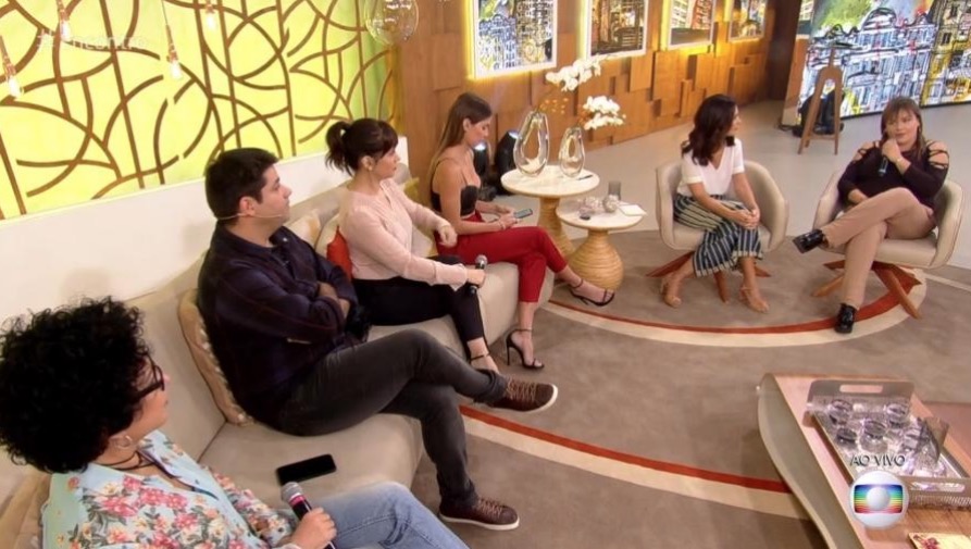 Deborah Secco é criticada por bater papo no celular durante ‘Encontro’ 