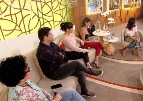 Deborah Secco é criticada por bater papo no celular durante ‘Encontro’ 