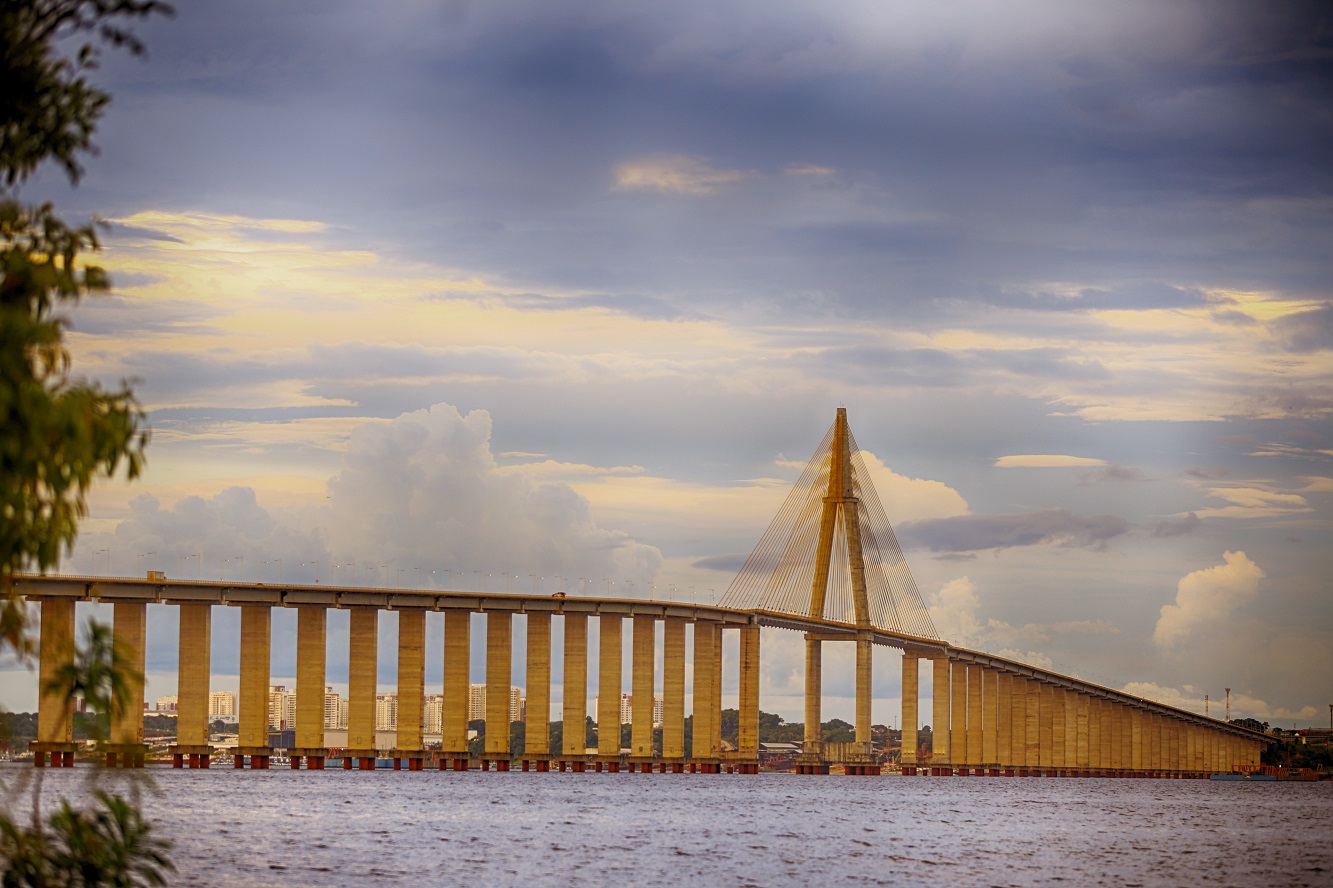 Ponte Rio Negro volta a ser iluminada após três anos