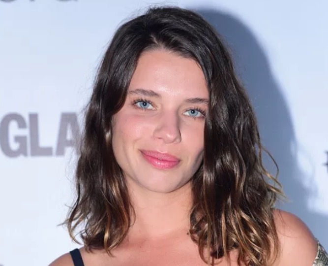  Bruna Linzmeyer e namorada trocam beijão em foto e atriz se declara: 'minha amor'