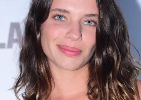  Bruna Linzmeyer e namorada trocam beijão em foto e atriz se declara: 'minha amor'