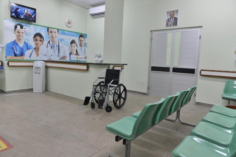 Governador do Amazonas entrega hospital reformado e autoriza obras de infraestrutura no Amazonas