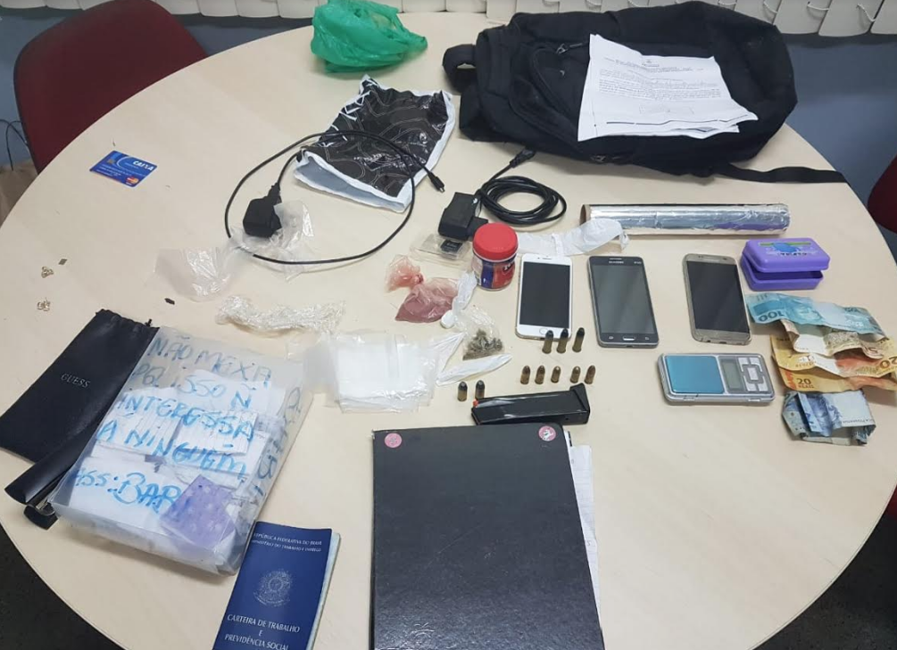Usando tornozeleiras eletrônicas, 'Loira do pó’ e comparsa são presos com drogas em Manaus