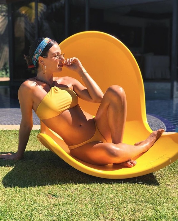  Grávida de 5 meses, Ísis Valverde posta foto de biquíni e chama atenção: 'cadê a barriga?'