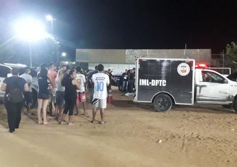 Homem é executado enquanto assiste partida de futebol em campo de Manaus