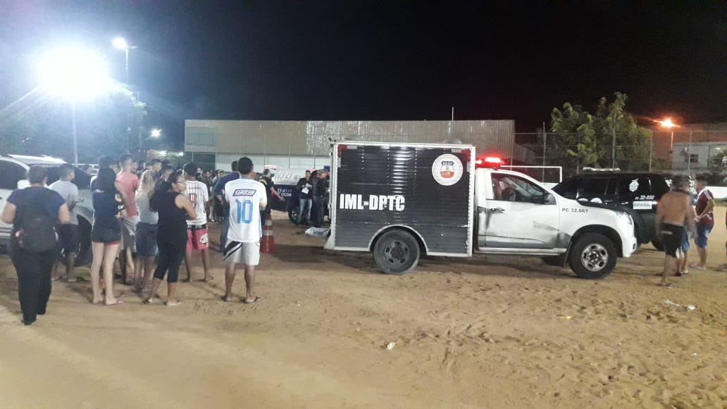 Homem é executado enquanto assiste partida de futebol em campo de Manaus
