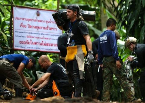 Mergulhador militar morre sem oxigênio ao voltar da caverna na Tailâindia