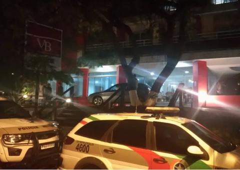 Chacina: Família é achada morta em hotel e sigla do PCC é deixada em parede 