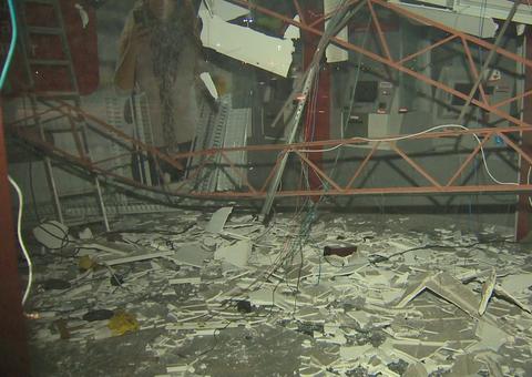 Teto de agência bancária desaba e duas pessoas ficam feridas