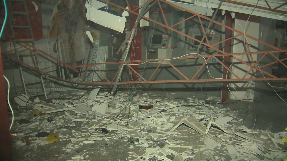 Teto de agência bancária desaba e duas pessoas ficam feridas