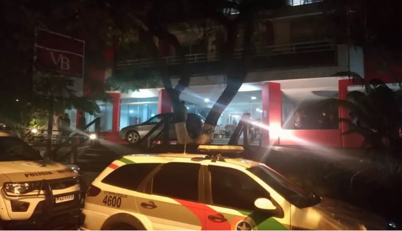 Chacina: Família é achada morta em hotel e sigla do PCC é deixada em parede 