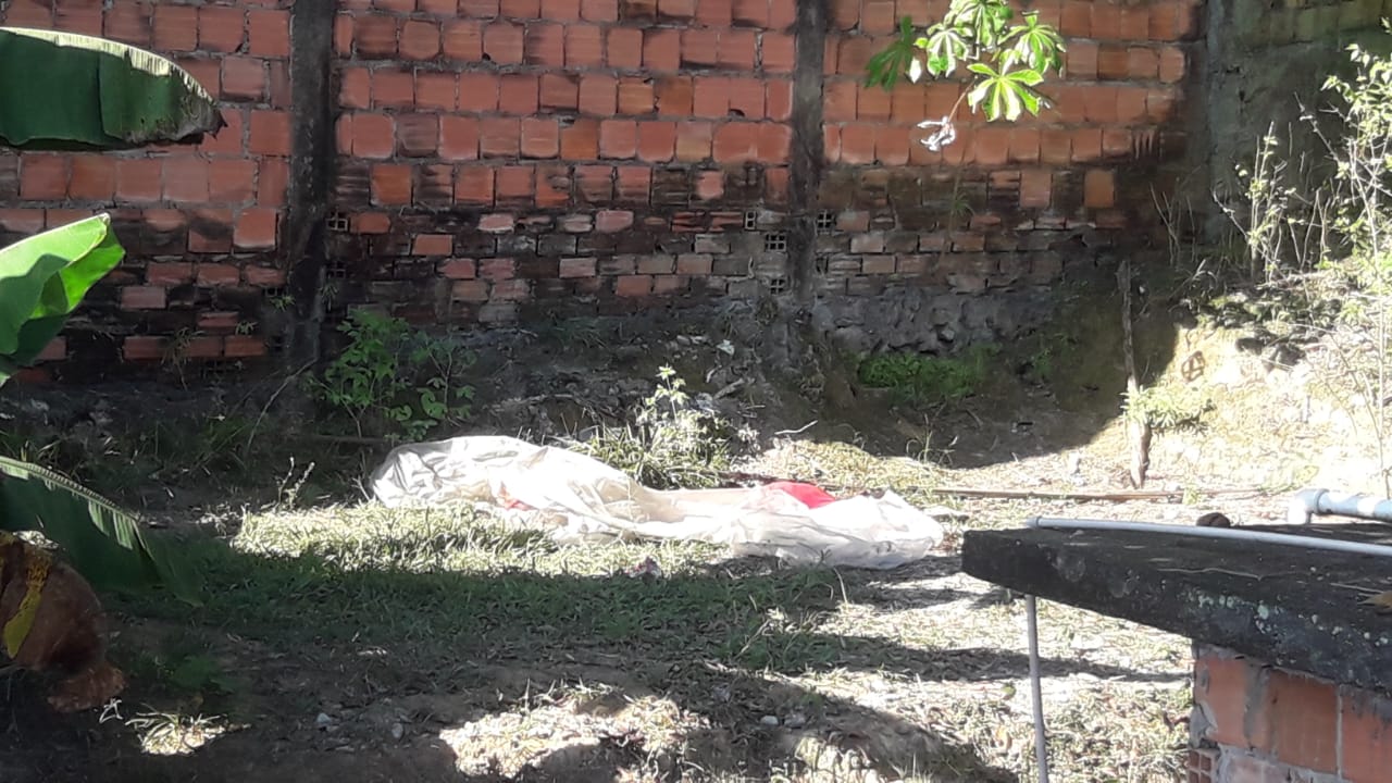 Degolado, corpo de homem é encontrado em quintal de casa em Manaus