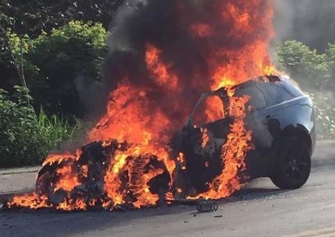 Carro de Paquetá do Flamengo pega fogo, mas jogador passa bem