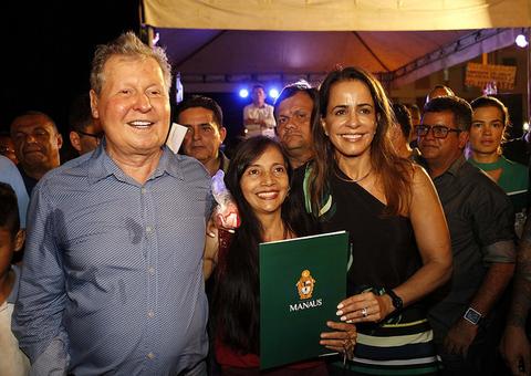Prefeito entrega certidões de isenção de impostos e anuncia construção de CMEI no Viver Melhor 3