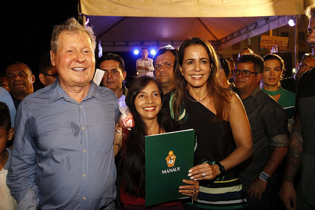 Prefeito entrega certidões de isenção de impostos e anuncia construção de CMEI no Viver Melhor 3