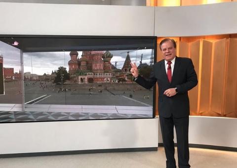 Jornalista da Globo, Chico Pinheiro posa dando selinho em amigo