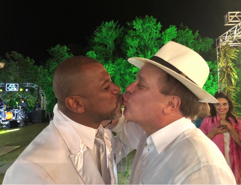 Jornalista da Globo, Chico Pinheiro posa dando selinho em amigo