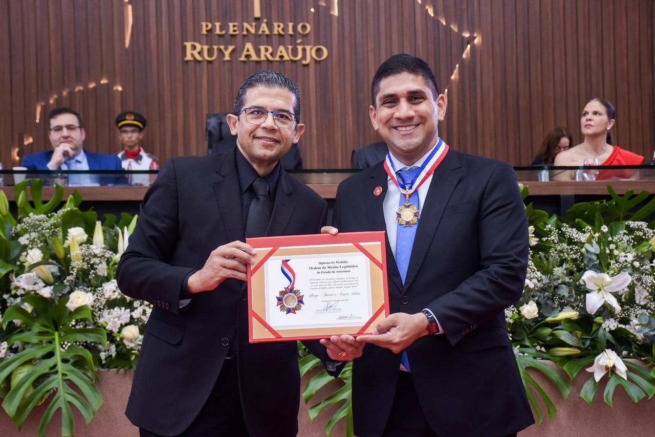 Secretário de esportes recebe Medalha do Mérito Legislativo no Amazonas