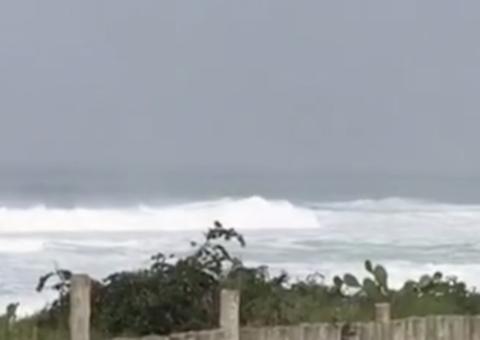 Bombeiro desaparece misteriosamente durante treinamento em praia