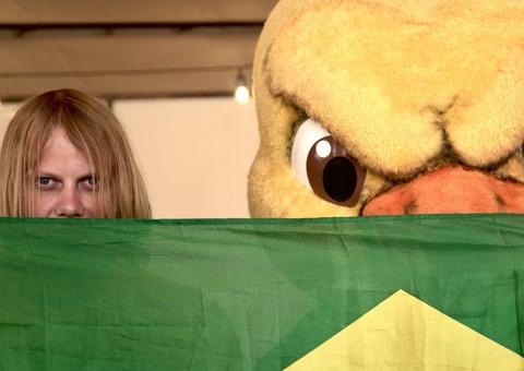 Torcedor misterioso encontra canarinho pistola e internautas comemoram: ‘o hexa vem’