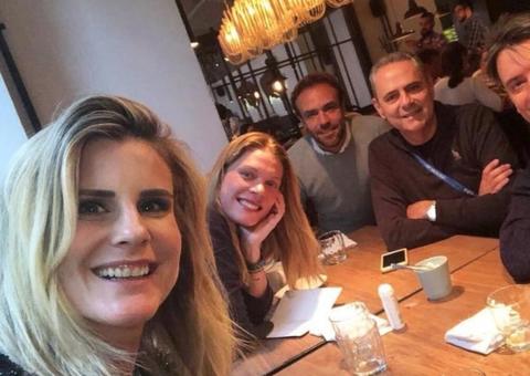 Roger Flores leva namorada para Rússia mas foge de fotos com modelo