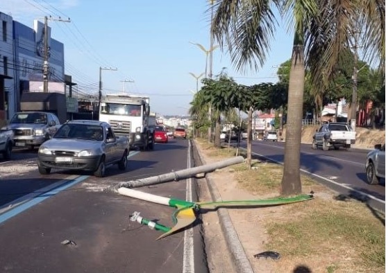 Em menos de uma hora dois carros se chocam contra postes em Manaus