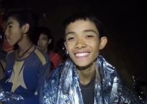 Meninos presos em caverna escrevem carta para a família