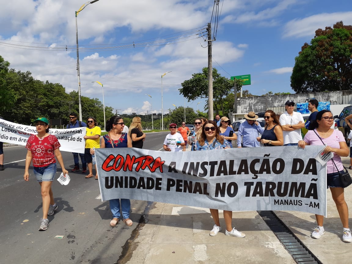 Em Manaus, moradores fazem protesto contra construção de novo presídio 
