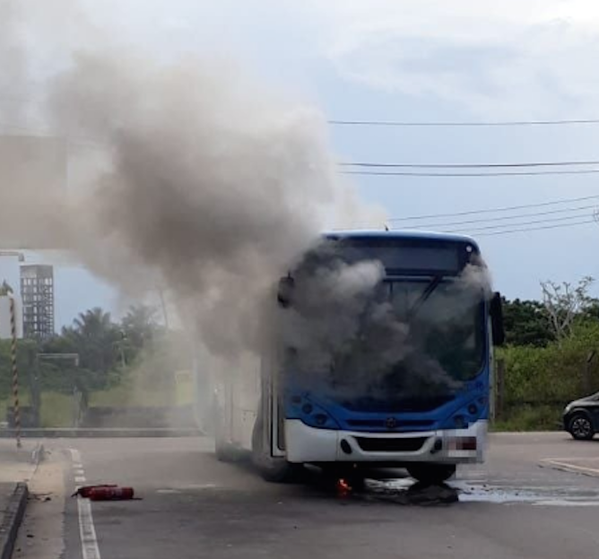 Ônibus do transporte coletivo pega fogo no meio de avenida em Manaus