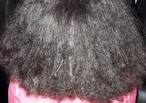 Menina que teve cabelo alisado por madrasta recupera cachos