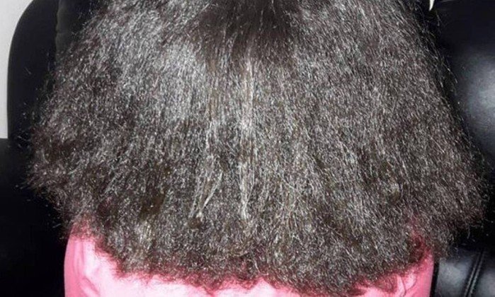 Menina que teve cabelo alisado por madrasta recupera cachos