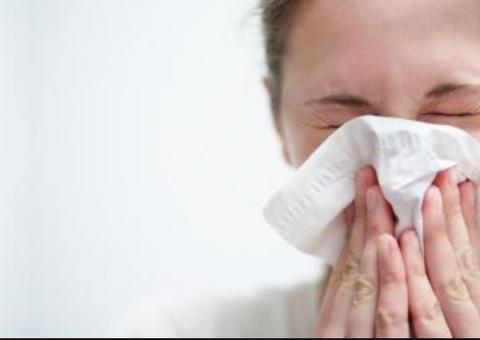 Mulher fratura ossos da face ao assoar nariz