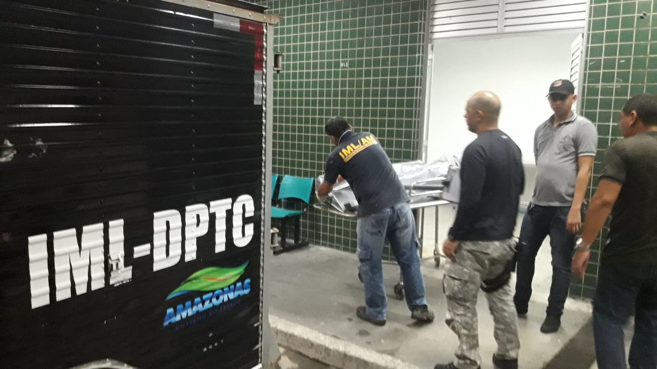 Corpo de homem morto é abandonado na porta de hospital em Manaus 