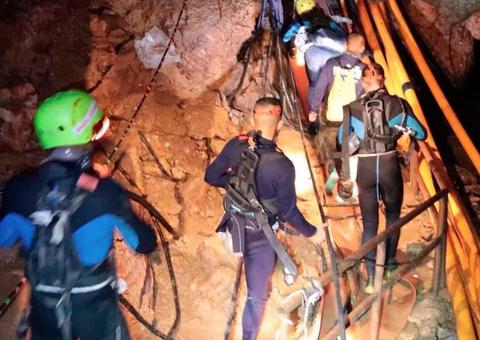 Começa resgate dramático de meninos presos em caverna na Tailândia