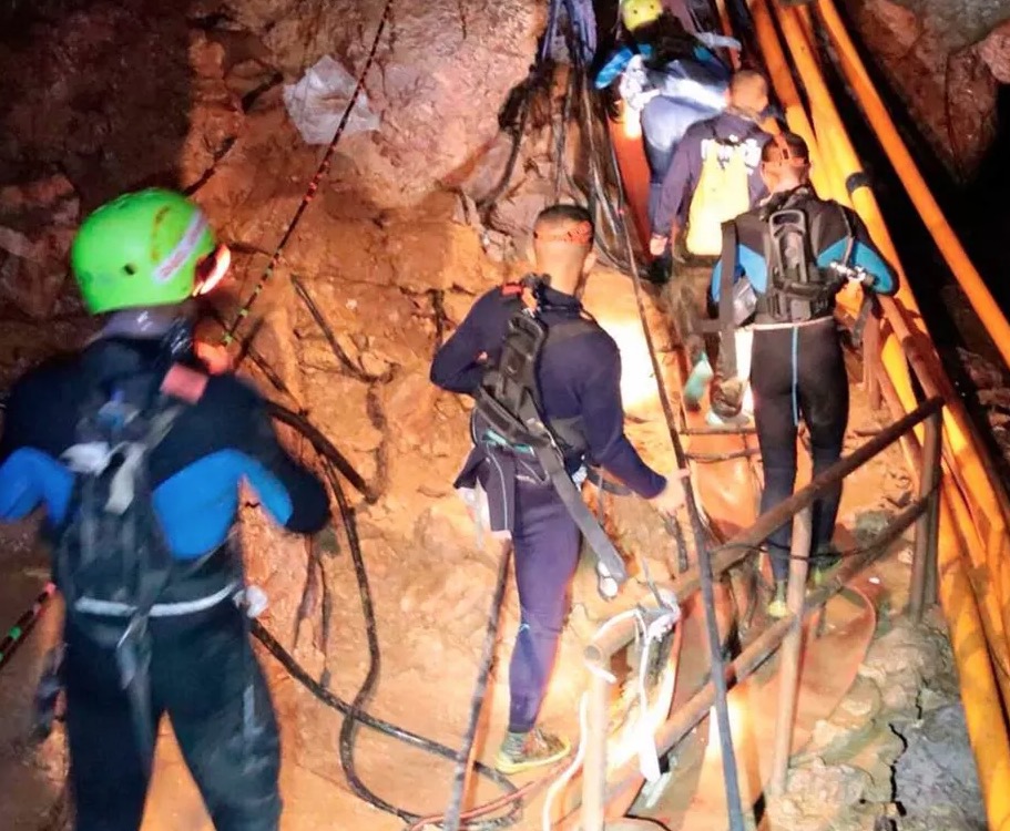 Começa resgate dramático de meninos presos em caverna na Tailândia