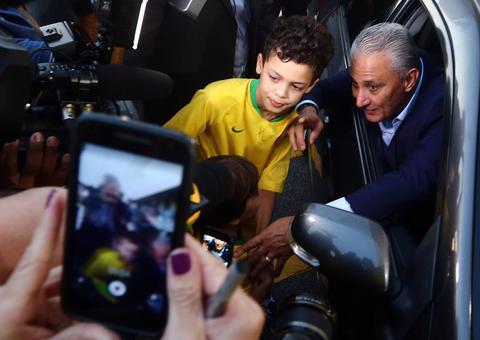 Seleção brasileira desembarca no Rio com Tite e sete jogadores