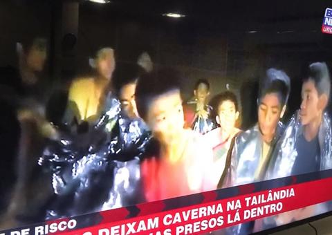 Meninos começam a sair de caverna na Tailândia; 6 já foram resgatados