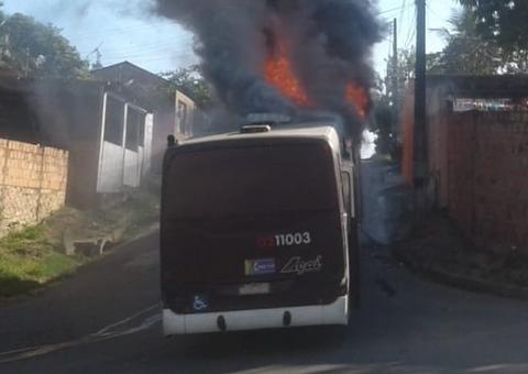 Em Manaus, ônibus pega fogo no meio da rua 