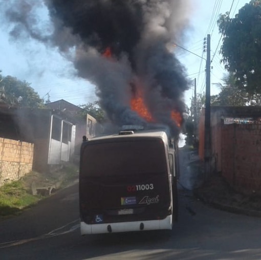 Em Manaus, ônibus pega fogo no meio da rua 