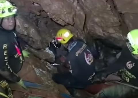 Resgate dramático de time de futebol preso em caverna na Tailândia é suspenso