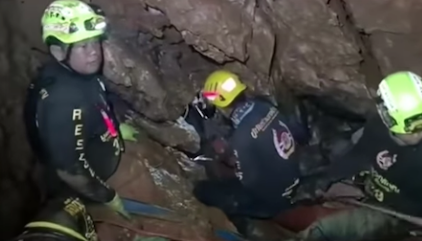 Resgate dramático de time de futebol preso em caverna na Tailândia é suspenso