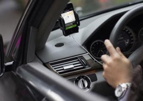 Motorista de 71 anos dirige sozinho até hospital após levar 6 facadas em assalto