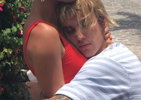 Justin Bieber fica noivo de Hailey Baldwin e fãs piram