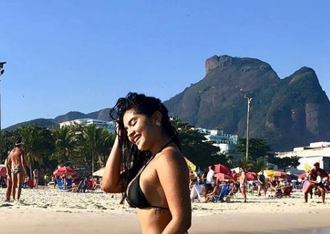 Mileide Mihaile mostra corpão na praia e manda indireta para Safadão e Thyane