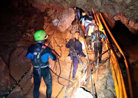 Mais quatro meninos são retirados de caverna na Tailândia; oito já foram resgatados   