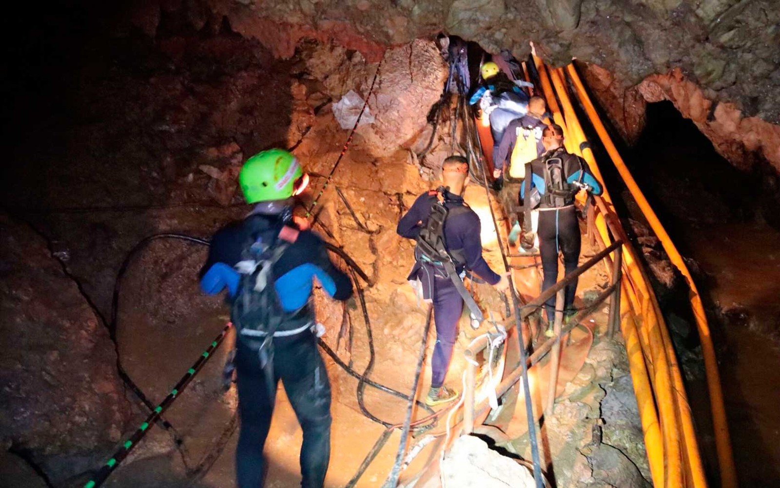 Mais quatro meninos são retirados de caverna na Tailândia; oito já foram resgatados   