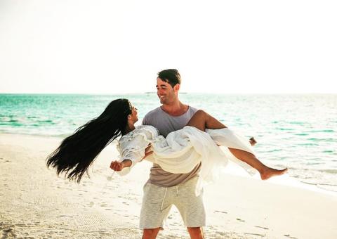 Em clique raro, Simaria posta foto romântica com marido nas Maldivas